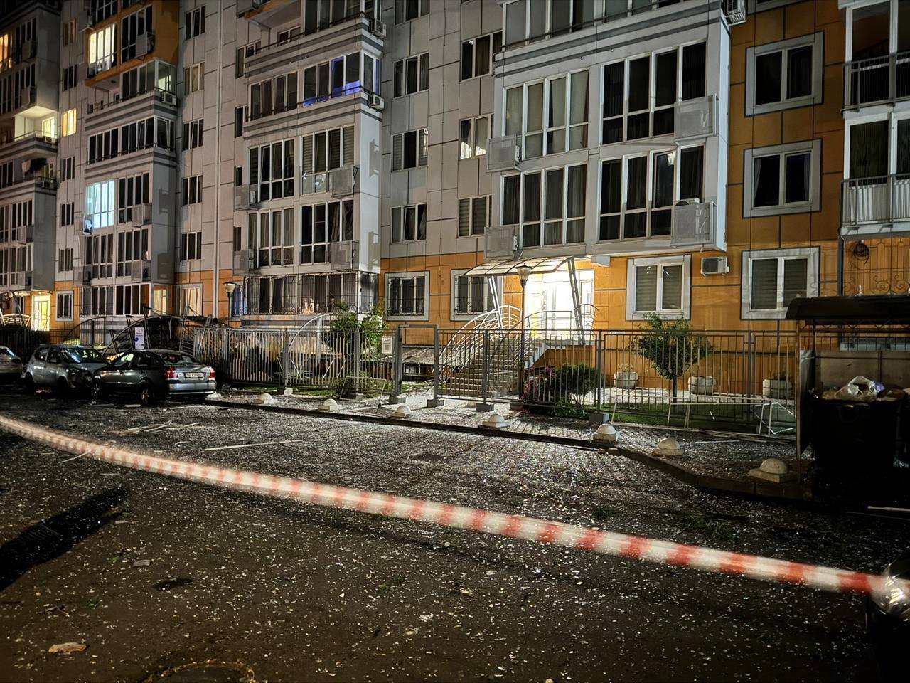 Россия атаковала Одессу ударными БПЛА: дрон попал в четырехэтажку, произошел обвал, пострадали спасатели. Фото и видео