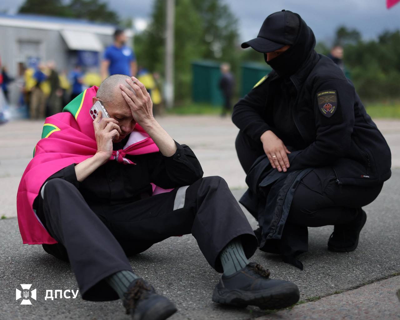 "Ще з "Азовсталі", вони все пережили": український воїн зберіг у полоні шкарпетки з написом ДПСУ. Відео