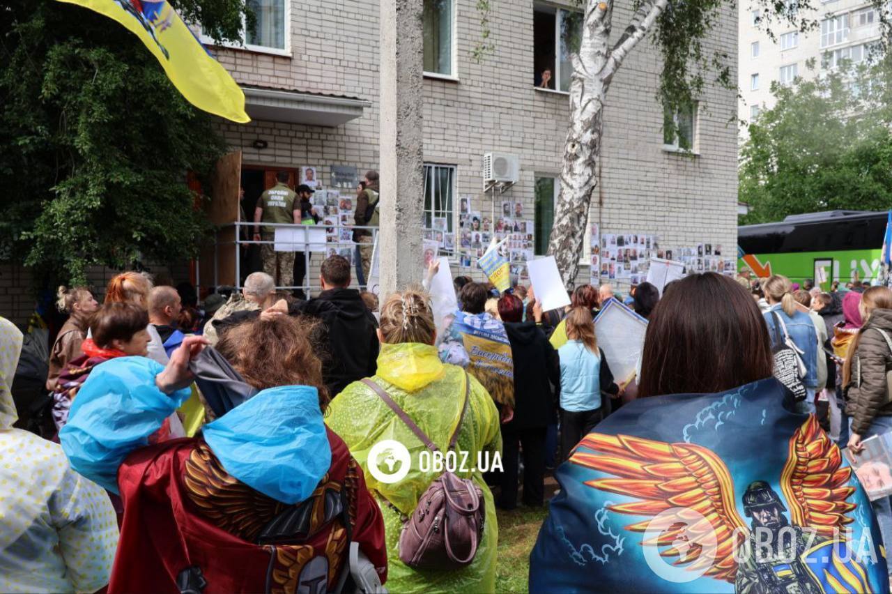Важкопоранених українців, звільнених з полону РФ, доправили до лікарні. Фото й відео