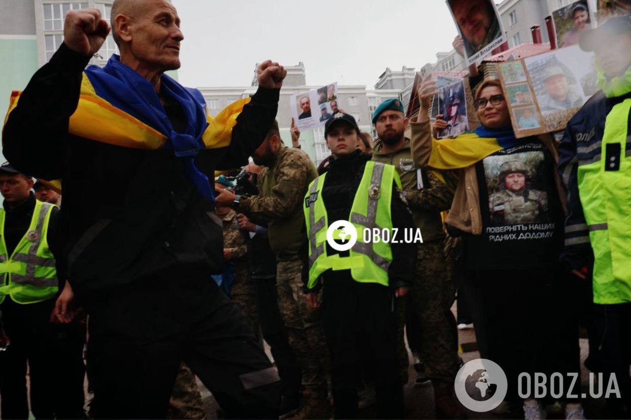 Важкопоранених українців, звільнених з полону РФ, доправили до лікарні. Фото й відео