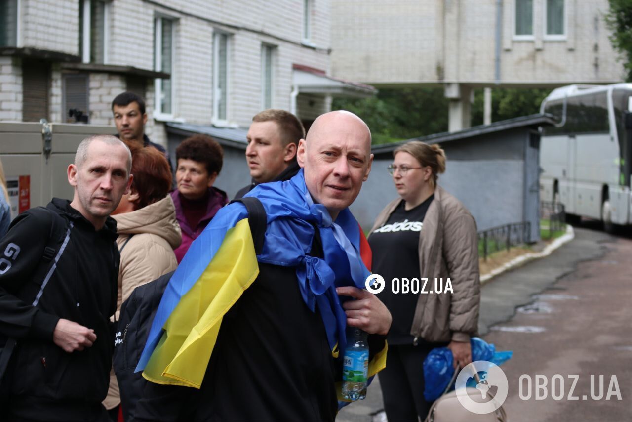 Важкопоранених українців, звільнених з полону РФ, доправили до лікарні. Фото й відео