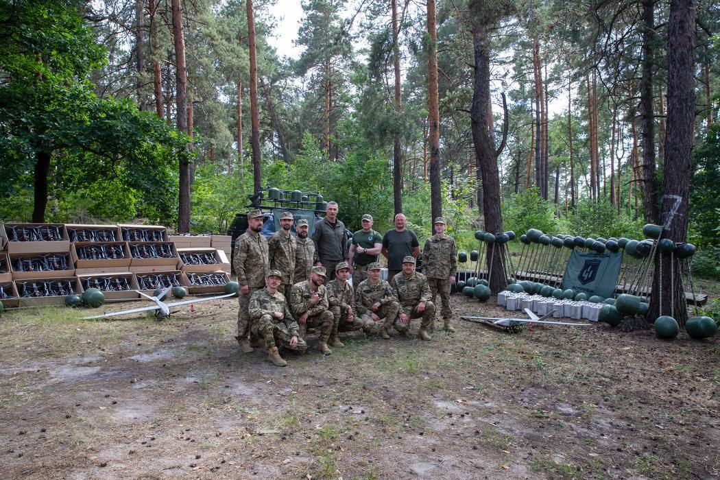 Дрони та системи РЕБ: Віталій Кличко передав військовим на фронт чергову партію допомоги від Києва. Фото
