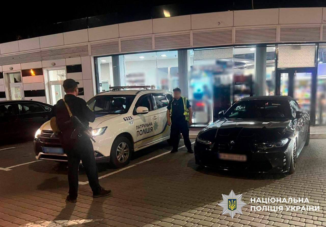 У Києві "любитель дрифту" на BMW влаштував небезпечне шоу біля ТРЦ: як його покарали. Фото та відео