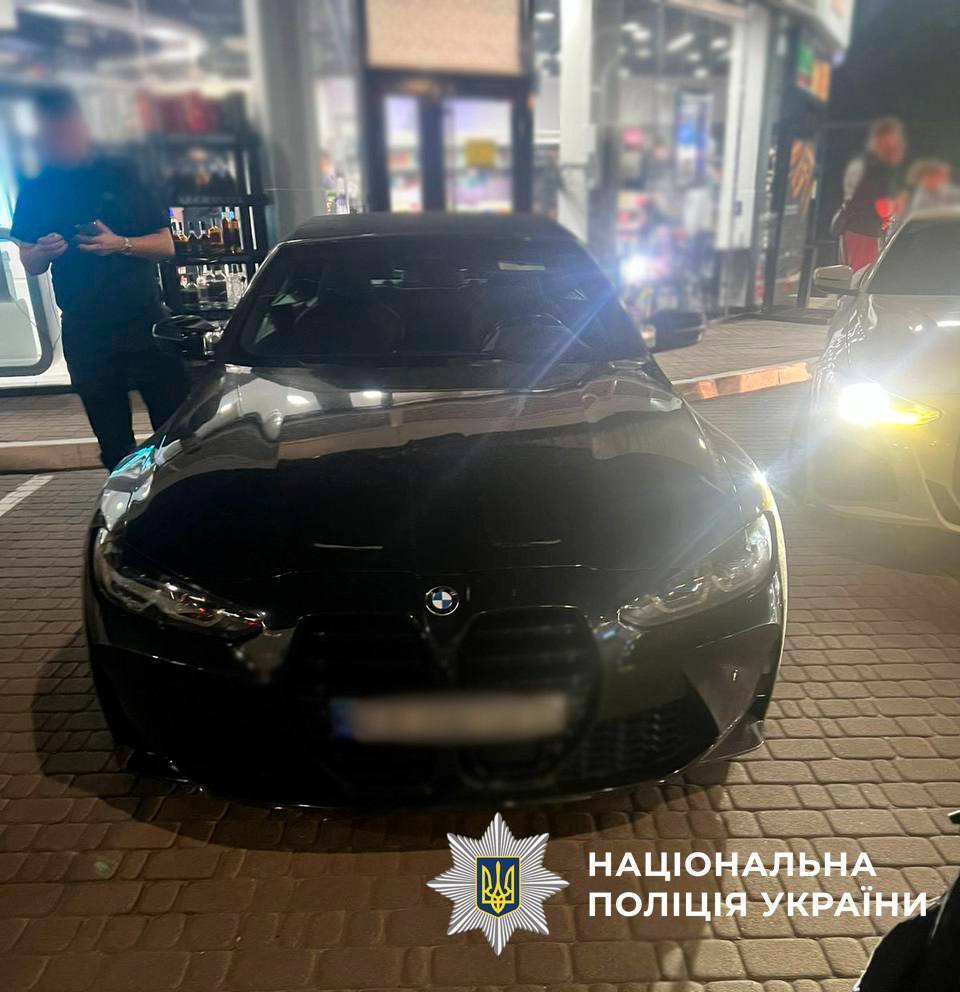 У Києві "любитель дрифту" на BMW влаштував небезпечне шоу біля ТРЦ: як його покарали. Фото та відео