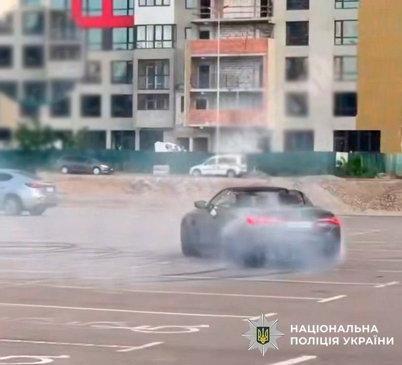 У Києві "любитель дрифту" на BMW влаштував небезпечне шоу біля ТРЦ: як його покарали. Фото та відео