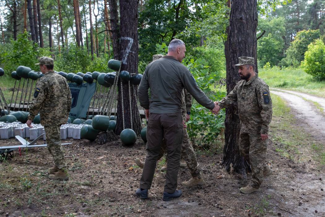 Дрони та системи РЕБ: Віталій Кличко передав військовим на фронт чергову партію допомоги від Києва. Фото