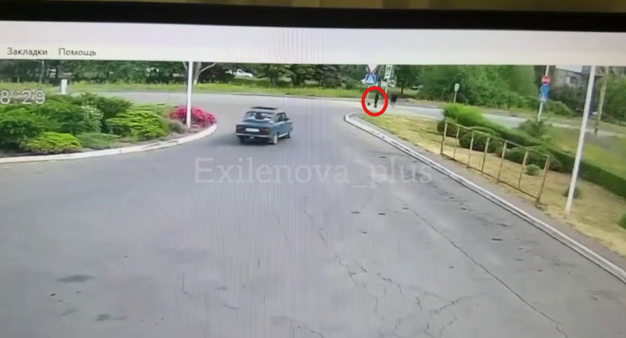 В окупованому Луганську російський "Урал" збив на смерть дівчину на пішохідному переході: моторошний момент потрапив на відео