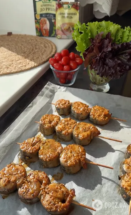 Лучше мясного: как приготовить сочный шашлык из скумбрии в духовке