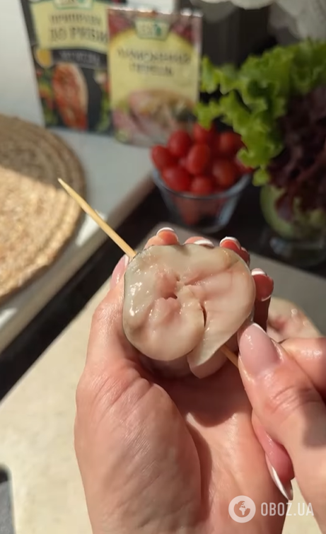 Лучше мясного: как приготовить сочный шашлык из скумбрии в духовке