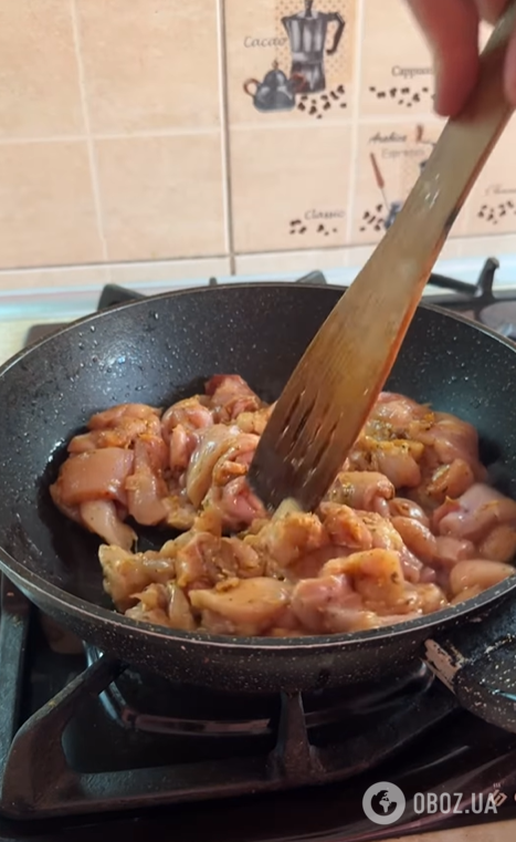 Вкусный картофель с курицей на сковородке: быстрый обед за считаные минуты