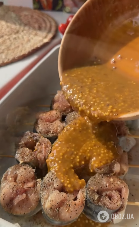 Лучше мясного: как приготовить сочный шашлык из скумбрии в духовке