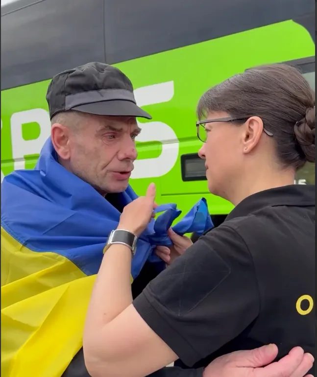 "Зробив те, що міг": мережу зворушили кадри з звільненим з полону захисником, який шукає свою дочку. Відео