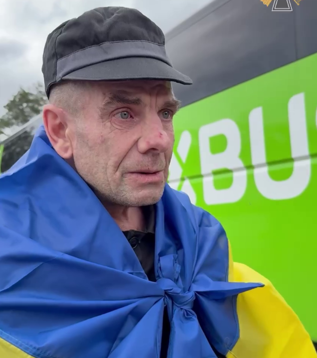"Зробив те, що міг": мережу зворушили кадри з звільненим з полону захисником, який шукає свою дочку. Відео