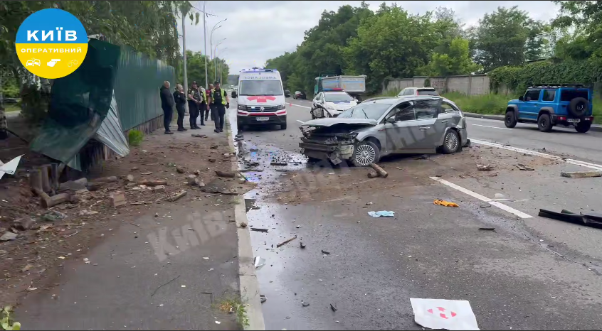У Києві легковик вилетів на зустрічну смугу, де протаранив паркан та збив стовп: є постраждалий. Фото та відео