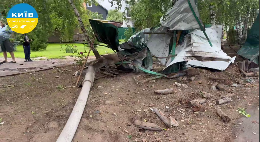 У Києві легковик вилетів на зустрічну смугу, де протаранив паркан та збив стовп: є постраждалий. Фото та відео