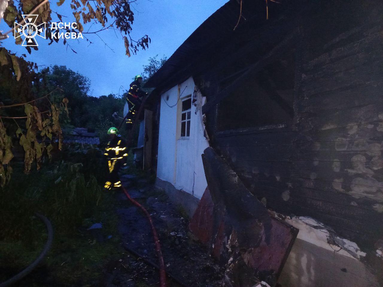 У Києві чоловік загинув під час пожежі в приватному будинку. Подробиці трагедії та фото