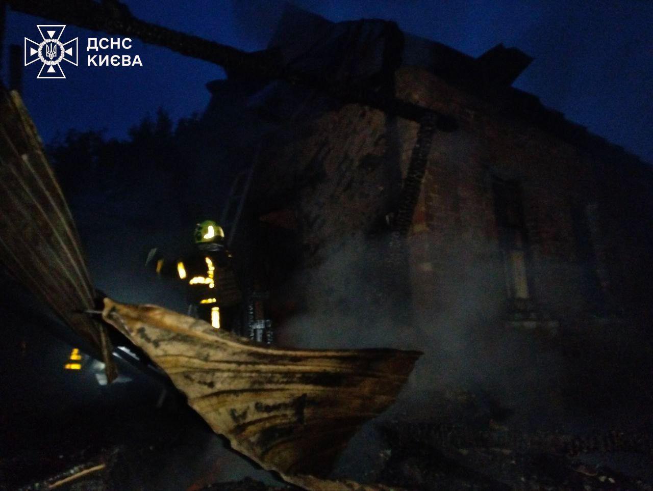У Києві чоловік загинув під час пожежі в приватному будинку. Подробиці трагедії та фото