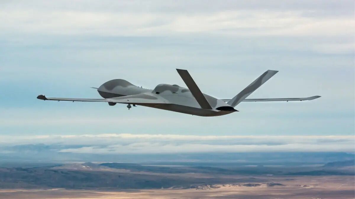 В США автономный дрон MQ-20 смог сбить самолет ракетой во время тестирований
