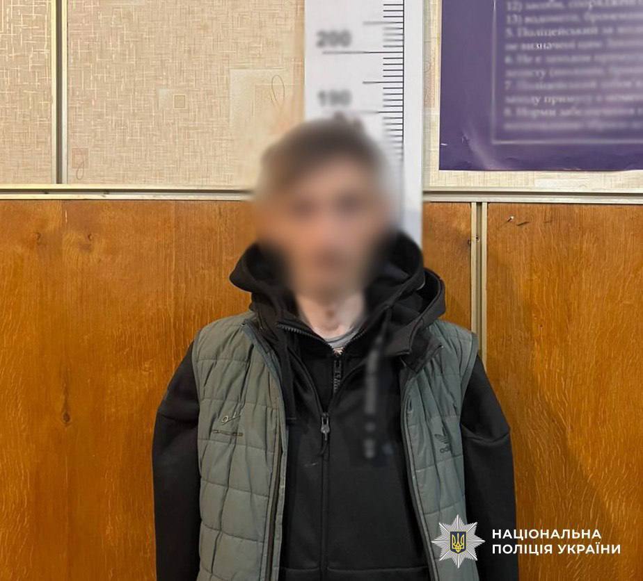 У Києві рецидивіст із "золотими" руками обчистив чуже авто на 230 тисяч грн. Подробиці та фото