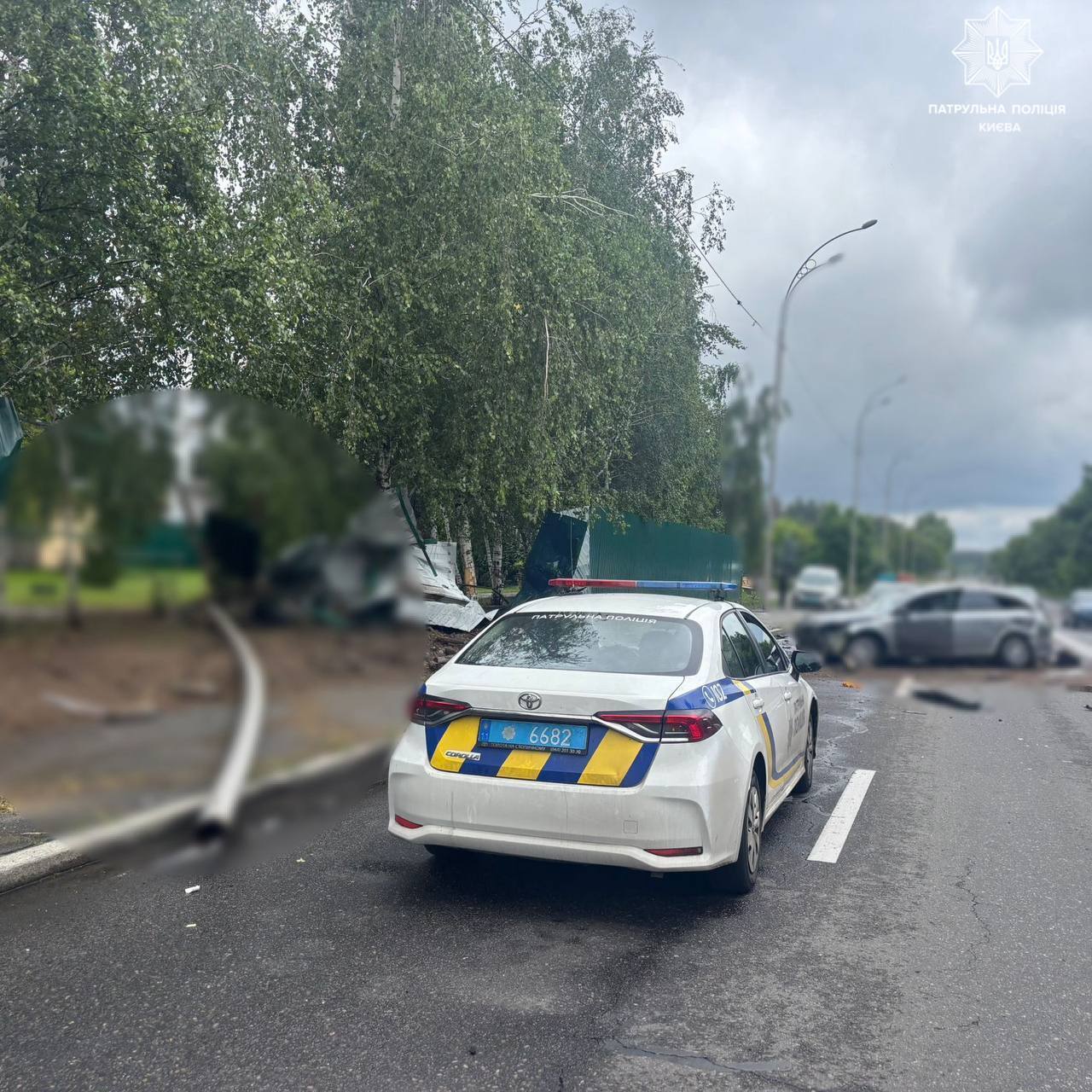 У Києві легковик вилетів на зустрічну смугу, де протаранив паркан та збив стовп: є постраждалий. Фото та відео