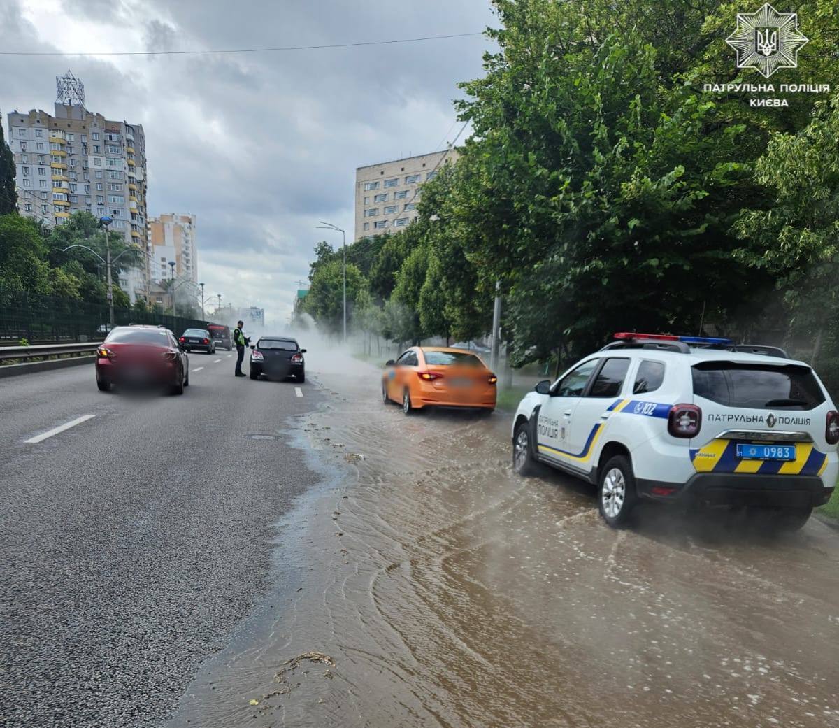 В Киеве прорвало трубу на Борщаговской: дорогу залило кипятком. Фото и видео