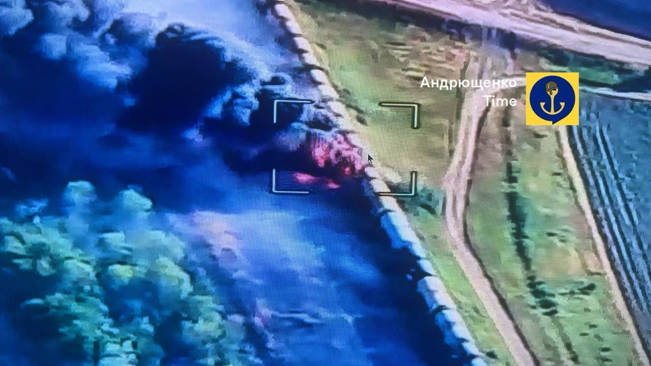 Поблизу Токмака Сили оборони уразили російський потяг: палає 11 цистерн з паливом, дим видно за 20 км. Фото