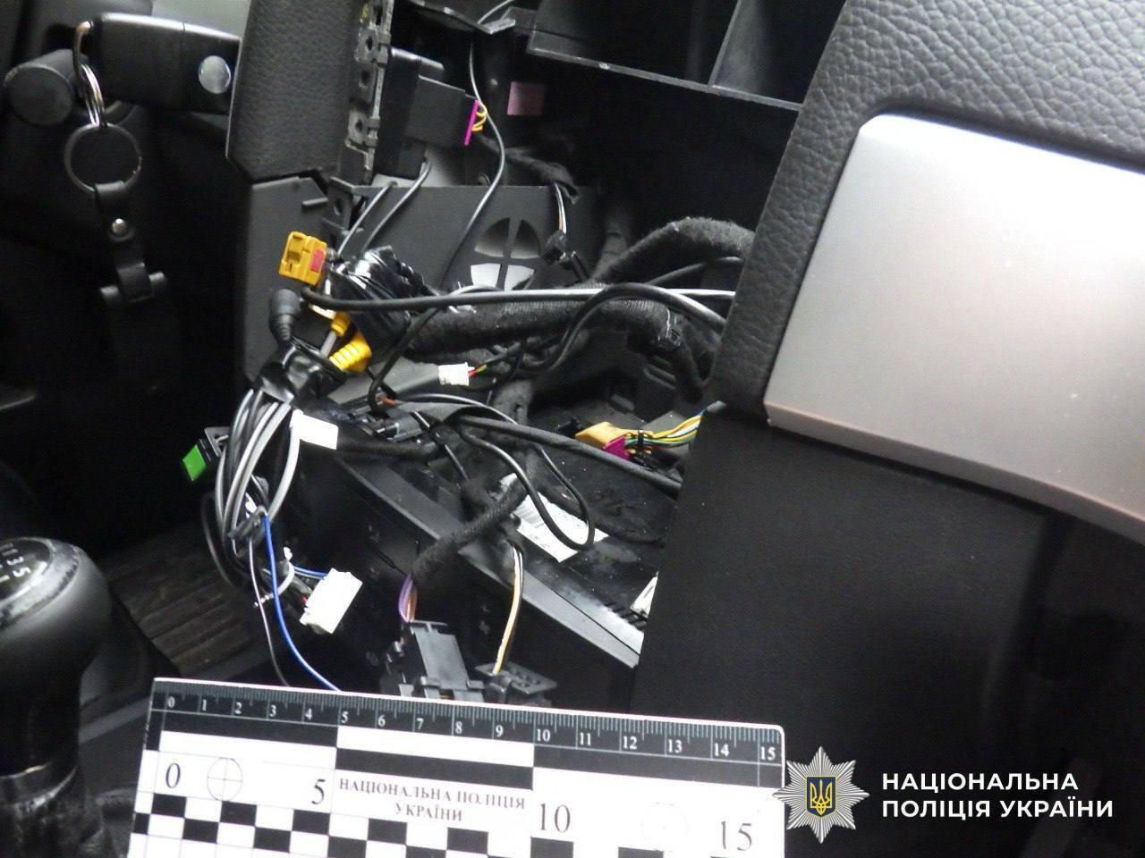 У Києві рецидивіст із "золотими" руками обчистив чуже авто на 230 тисяч грн. Подробиці та фото