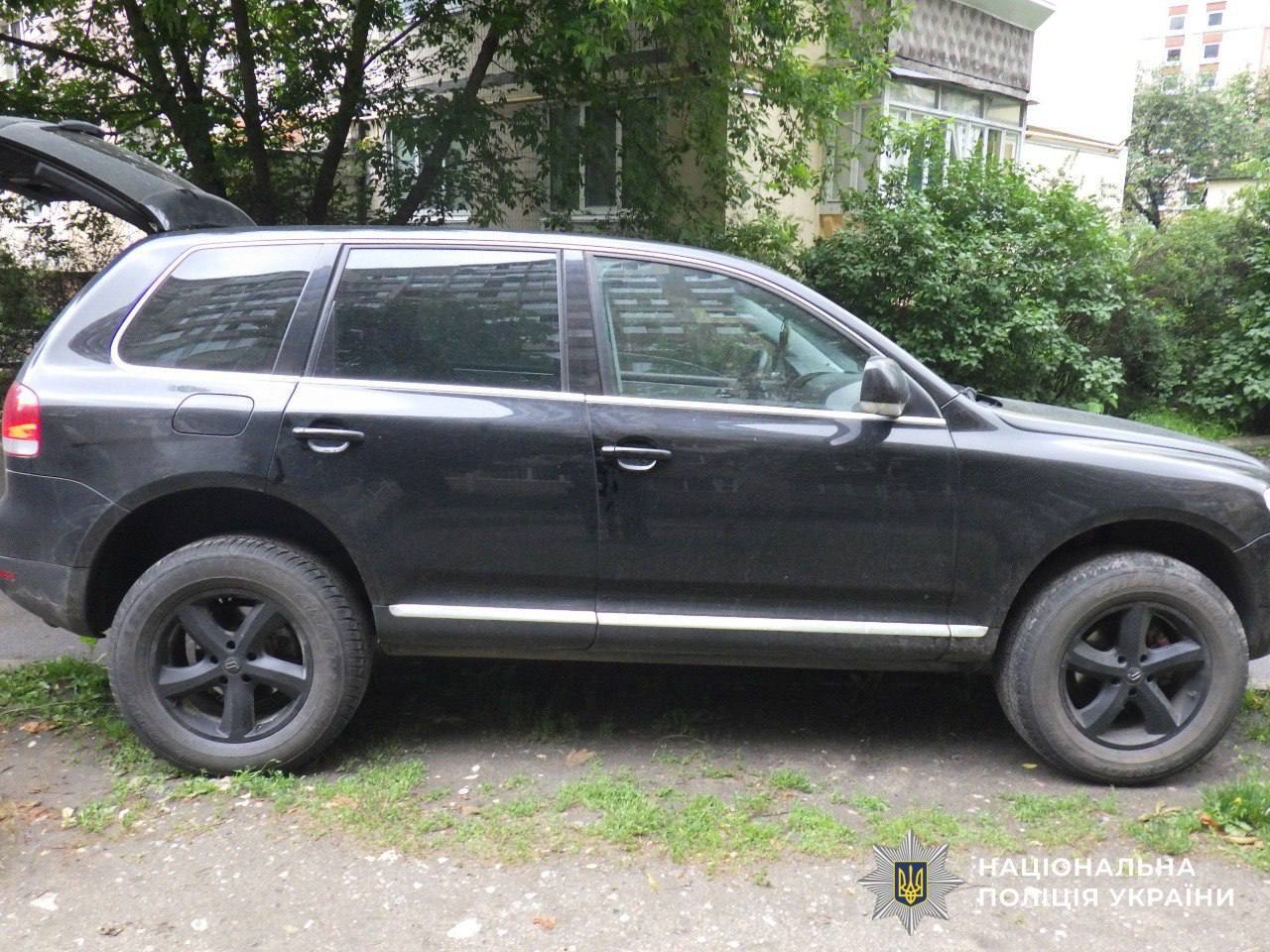 У Києві рецидивіст із "золотими" руками обчистив чуже авто на 230 тисяч грн. Подробиці та фото