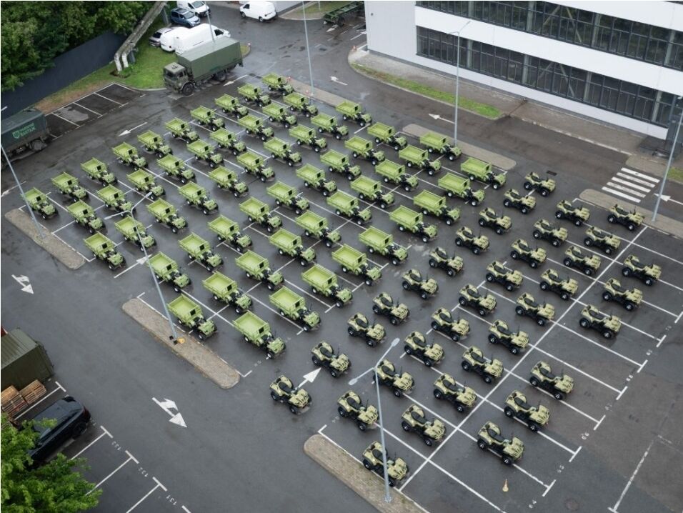 Еще 100 квадроциклов поедут на фронт, – Порошенко