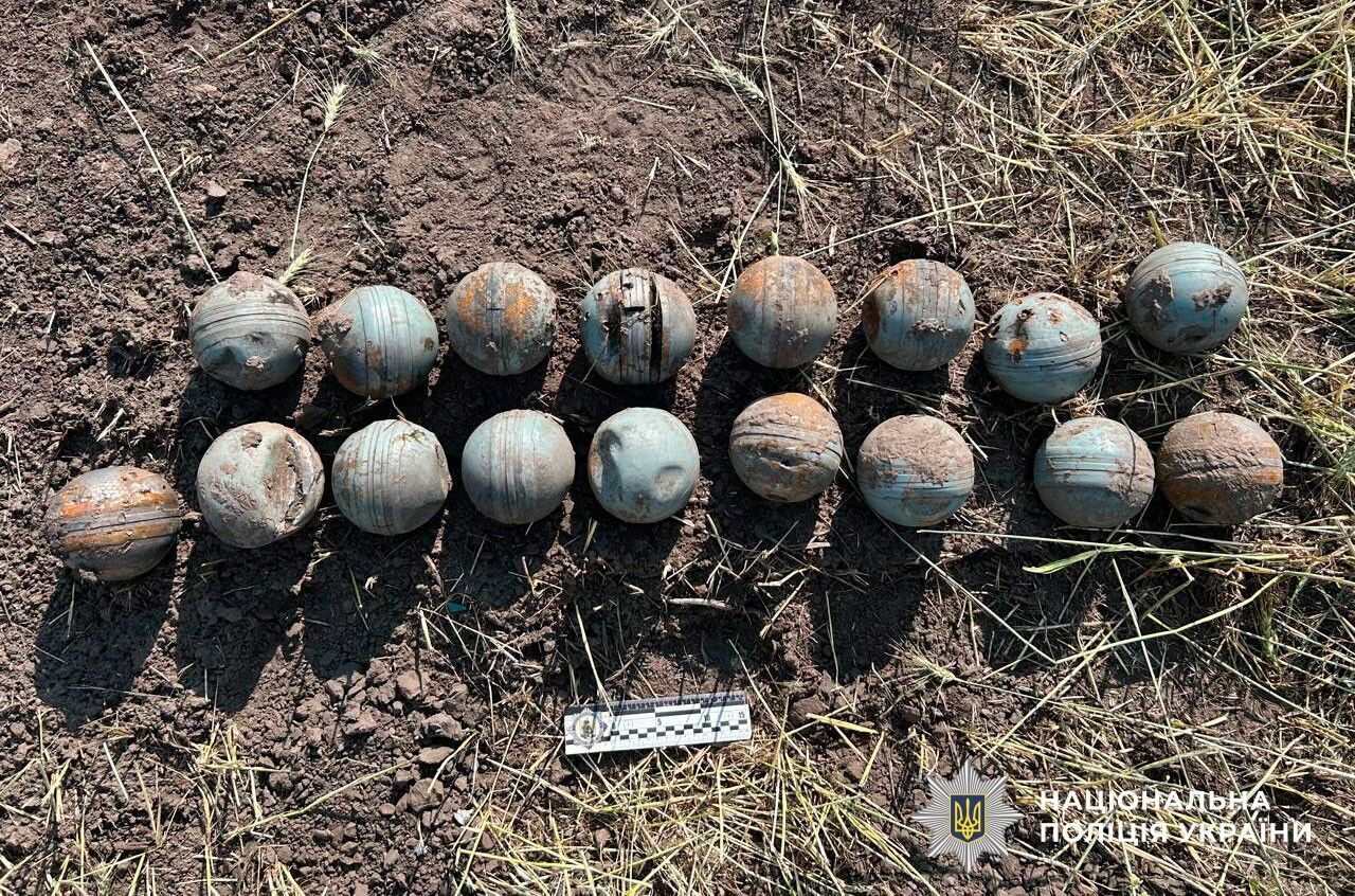 Россия атаковала Кременчуг кассетными боеприпасами: опасные обломки находят по всему городу. Фото