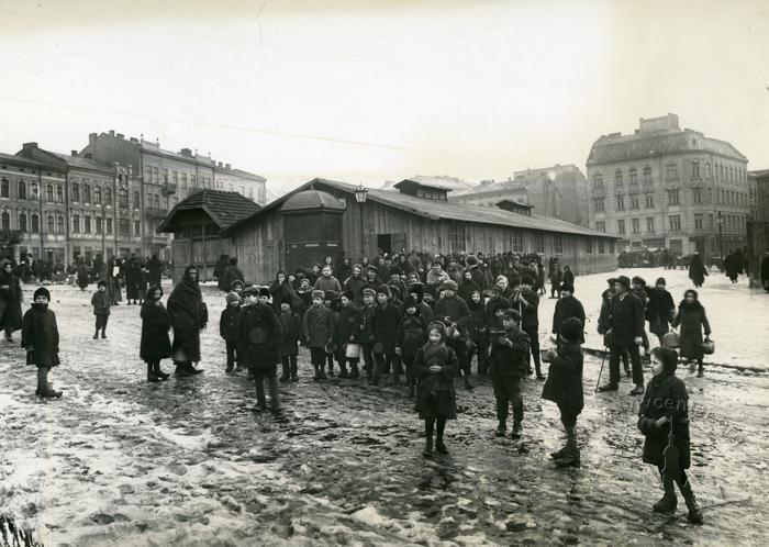 Улицы Львова 100 лет назад: в сети показали старые фото