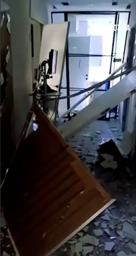 В Киеве российский обстрел почти уничтожил клинику Santér: завалены обломками палаты и повреждено оборудование. Фото и видео