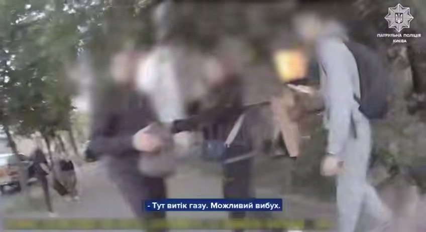 Розбиті будинки й понівечені автомобілі: у поліції опублікували кадри чергової атаки РФ на Київ. Відео