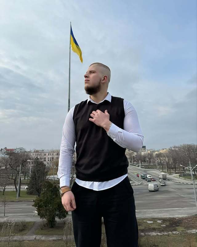 "Русский язык не принадлежит Путину". 23-летний основатель благотворительного фонда оскандалился из-за песни о "святой Руси" и записал нелепое оправдание