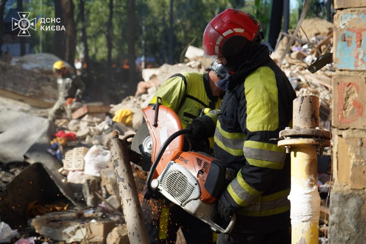 Київ та область перебували під атакою ворожих БПЛА й ракет: є влучання і пожежі, загинули та постраждали люди. Всі подробиці, фото й відео