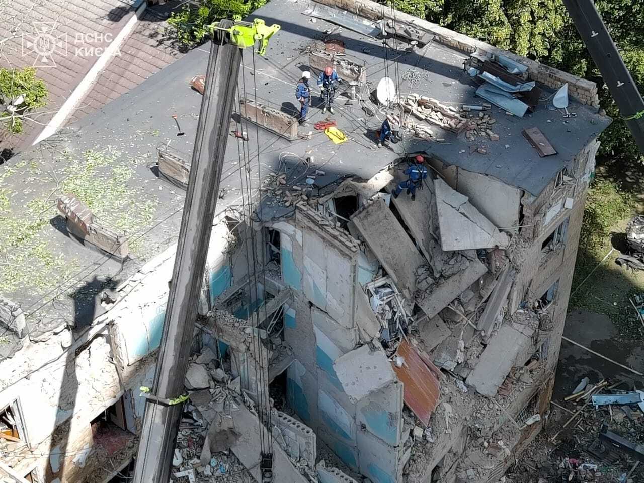 Київ та область перебували під атакою ворожих БПЛА й ракет: є влучання і пожежі, загинули та постраждали люди. Всі подробиці, фото й відео