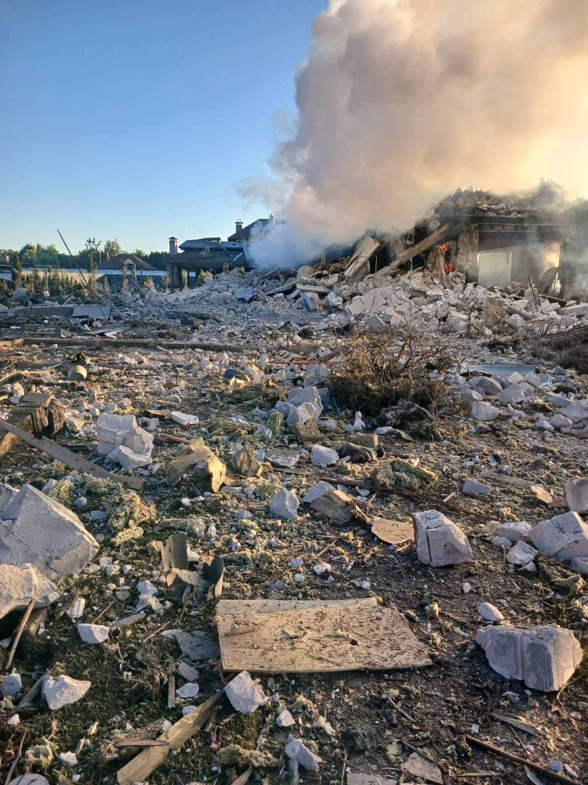 Двох постраждалих жінок дістали з-під завалів: Росія під час атаки на Київщину цілила по цивільних, з'явились нові дані про руйнування. Фото