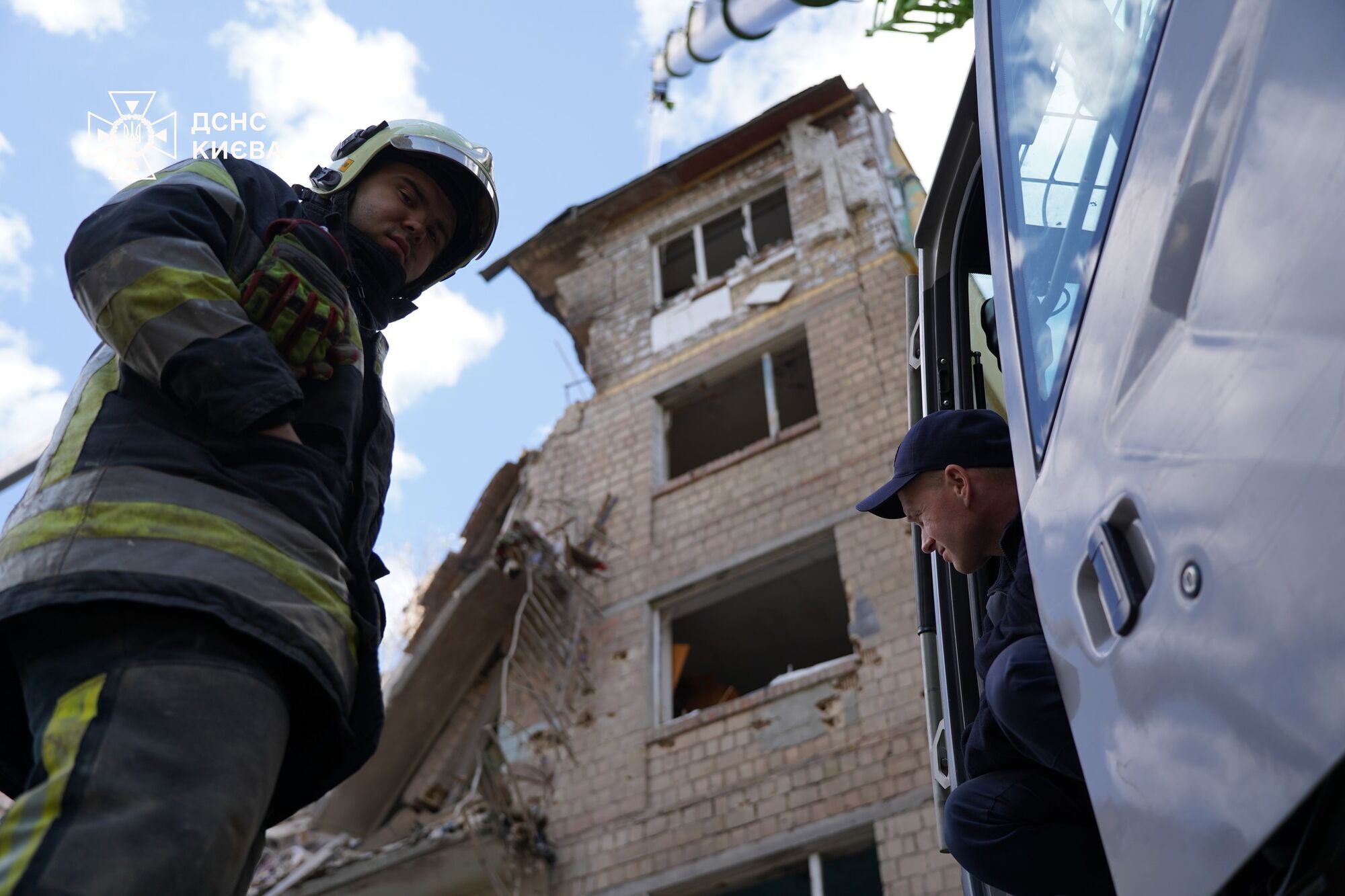 Київ та область перебували під атакою ворожих БПЛА й ракет: є влучання і пожежі, загинули та постраждали люди. Всі подробиці, фото й відео
