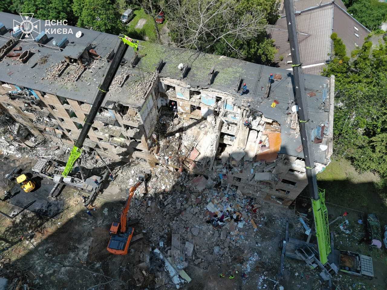 У ДСНС розповіли, скільки людей було врятовано з-під завалів будинку в Шевченківському районі Києва. Фото та відео