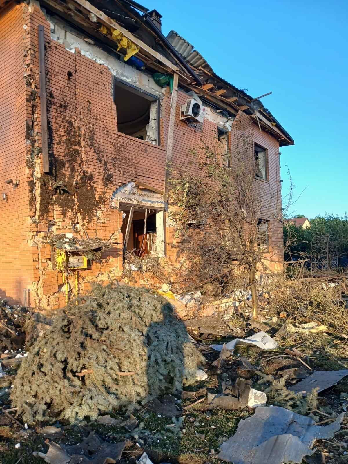 Двох постраждалих жінок дістали з-під завалів: Росія під час атаки на Київщину цілила по цивільних, з'явились нові дані про руйнування. Фото
