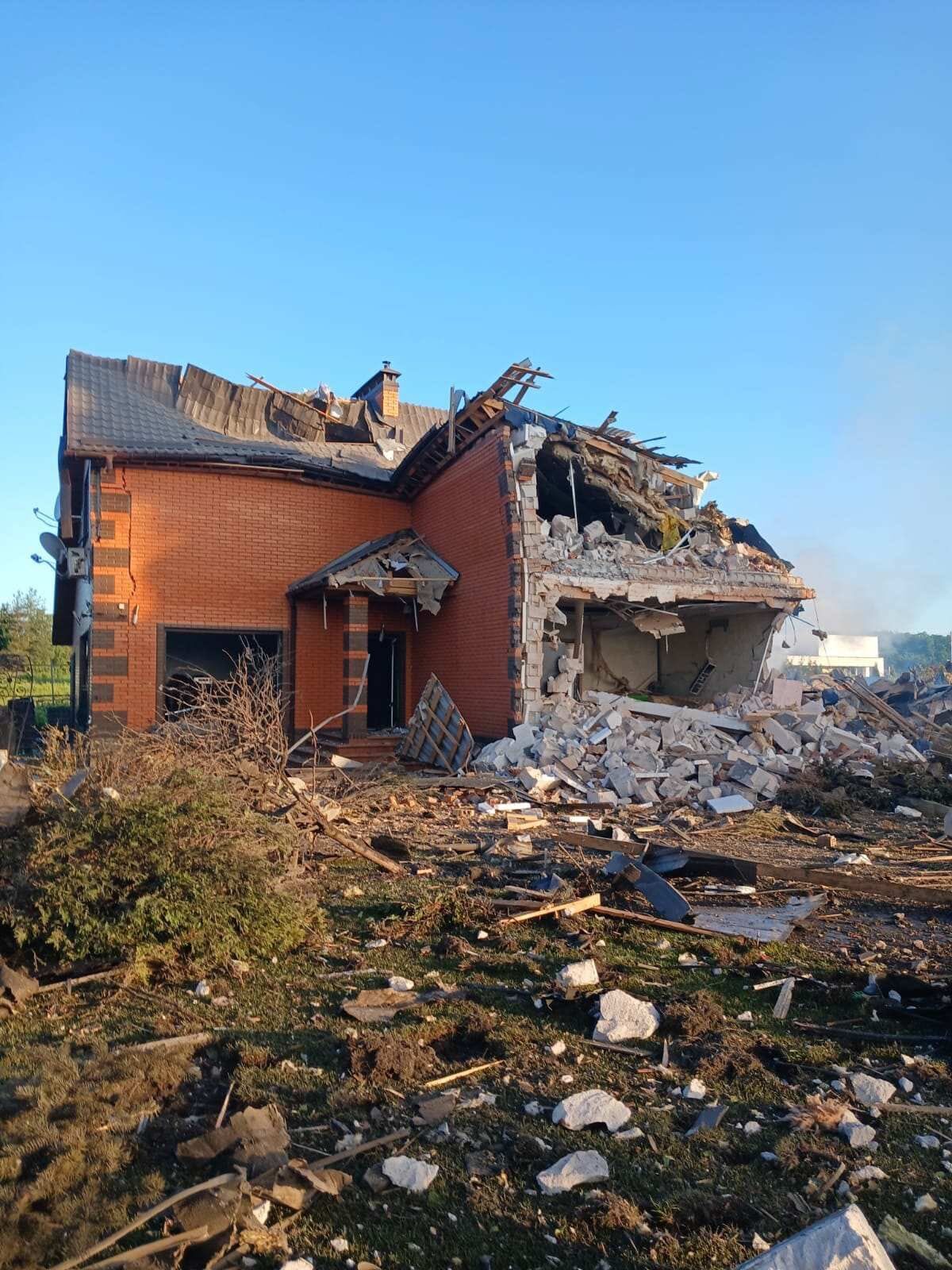 Двох постраждалих жінок дістали з-під завалів: Росія під час атаки на Київщину цілила по цивільних, з'явились нові дані про руйнування. Фото
