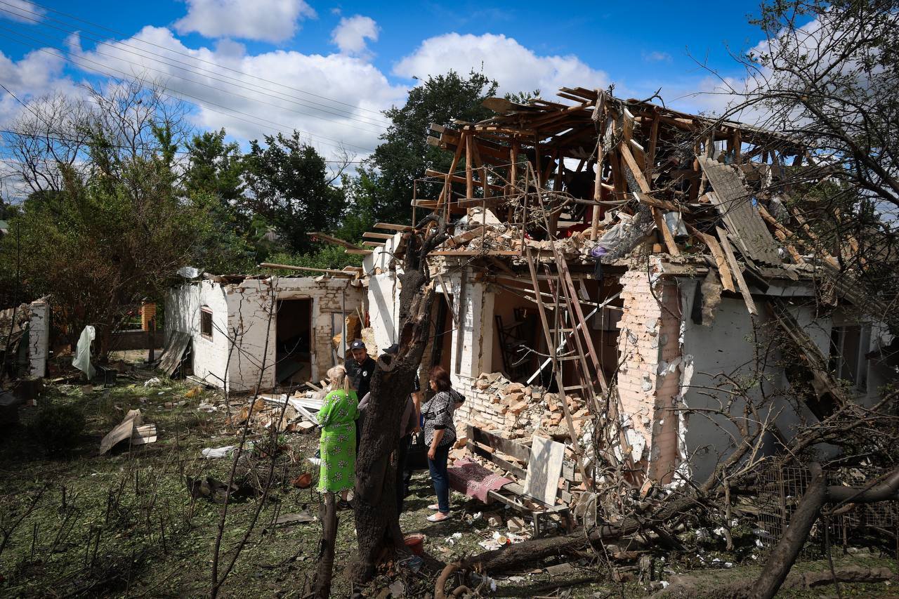 Двох постраждалих жінок дістали з-під завалів: Росія під час атаки на Київщину цілила по цивільних, з'явились нові дані про руйнування. Фото