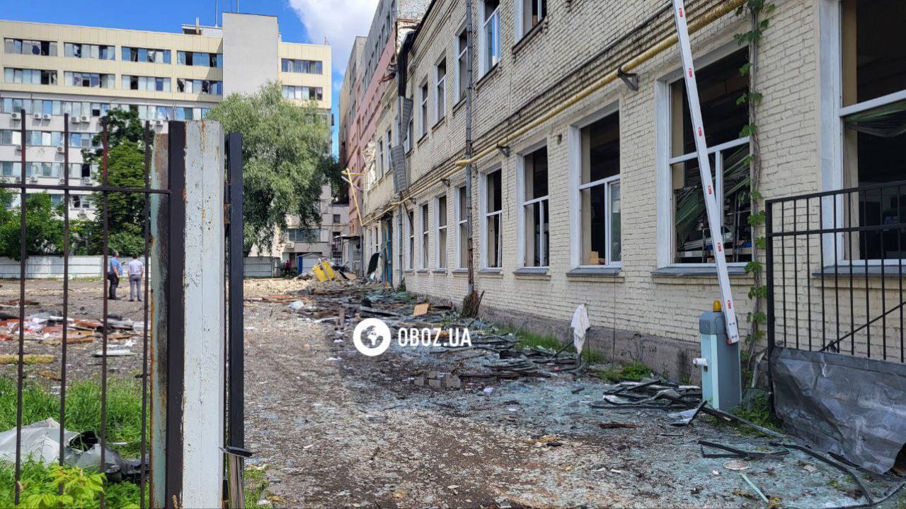 В Киеве российский обстрел второй раз за неделю повредил здания КПИ имени Игоря Сикорского. Фото и видео