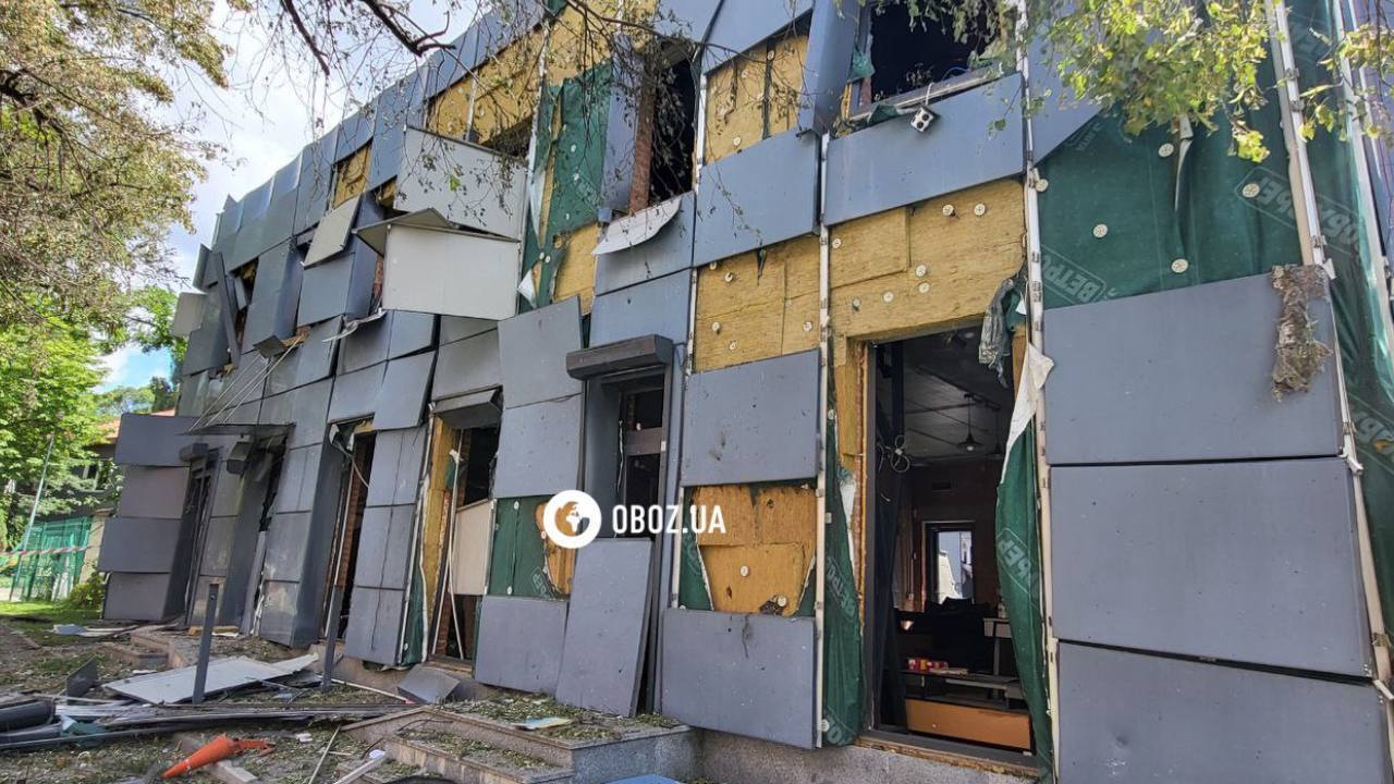 В Киеве российский обстрел второй раз за неделю повредил здания КПИ имени Игоря Сикорского. Фото и видео