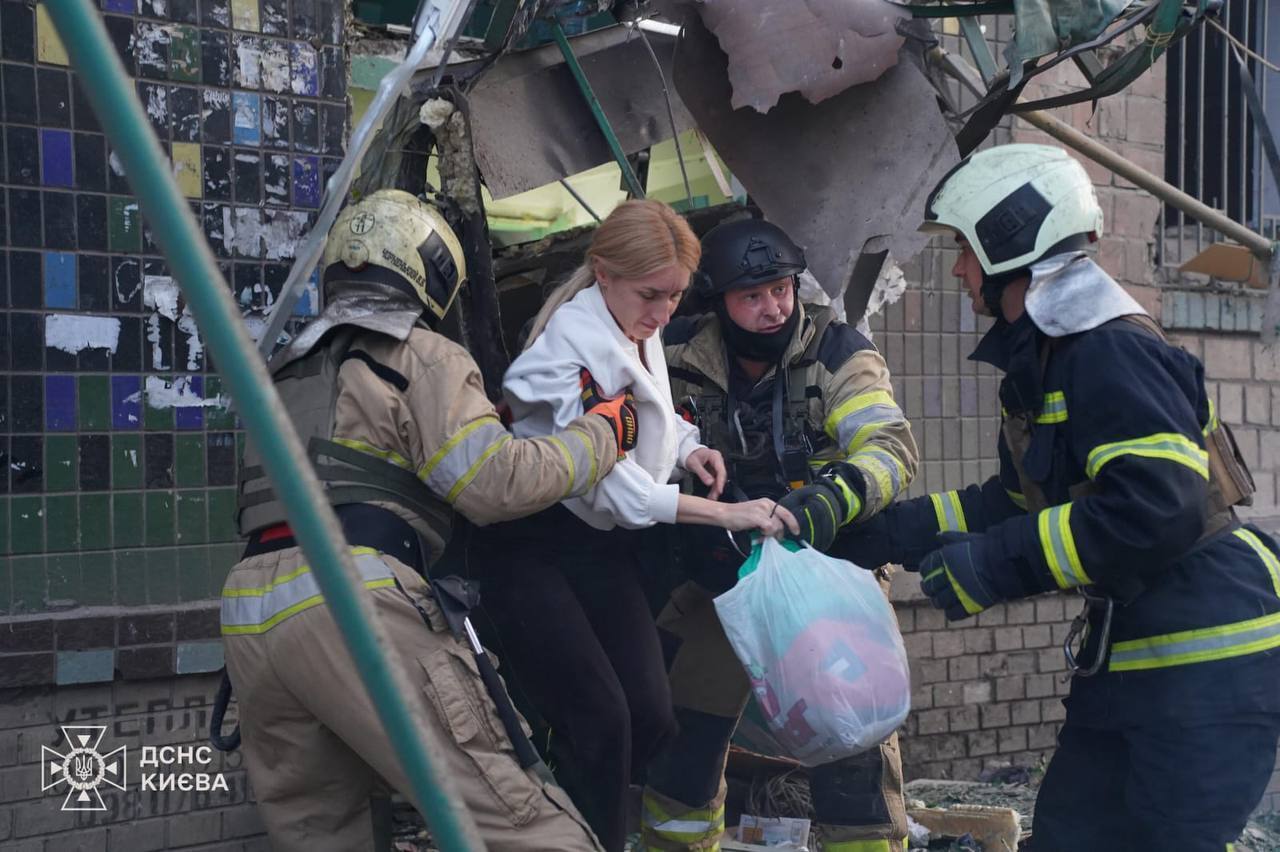 Київ та область перебували під атакою ворожих БПЛА й ракет: є влучання і пожежі, загинули та постраждали люди. Всі подробиці, фото й відео