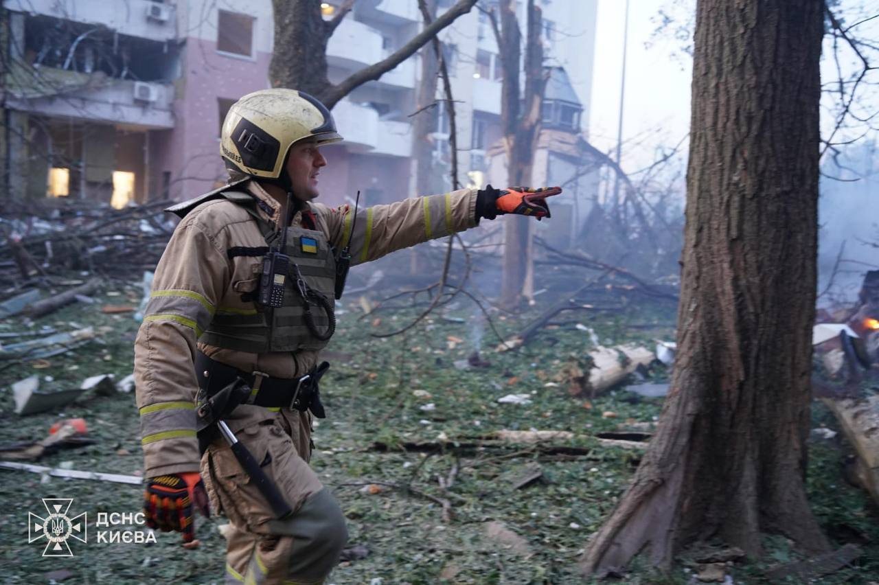 Київ та область перебували під атакою ворожих БПЛА й ракет: є влучання і пожежі, загинули та постраждали люди. Всі подробиці, фото й відео