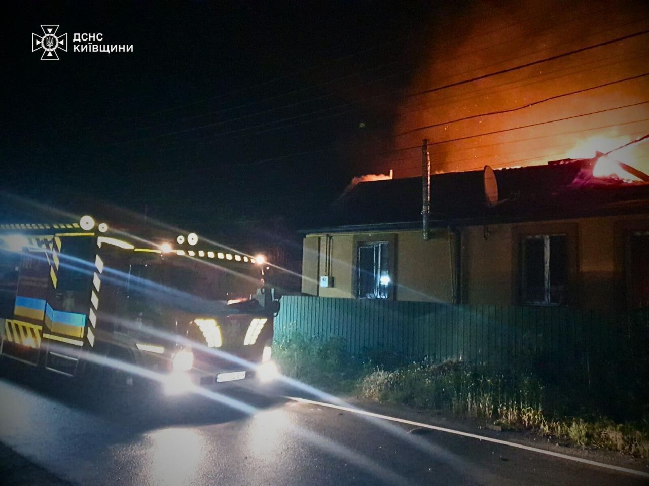 Є жертва, серед постраждалих – рятувальники: нові подробиці російської атаки на Київщину. Фото