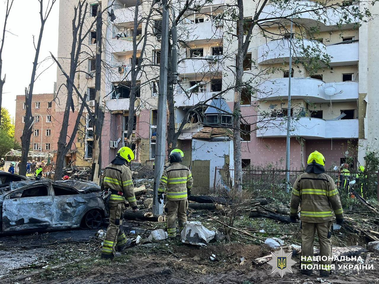 Под завалами еще могут находиться люди: новые кадры разрушенного ударом РФ дома в Киеве. Видео
