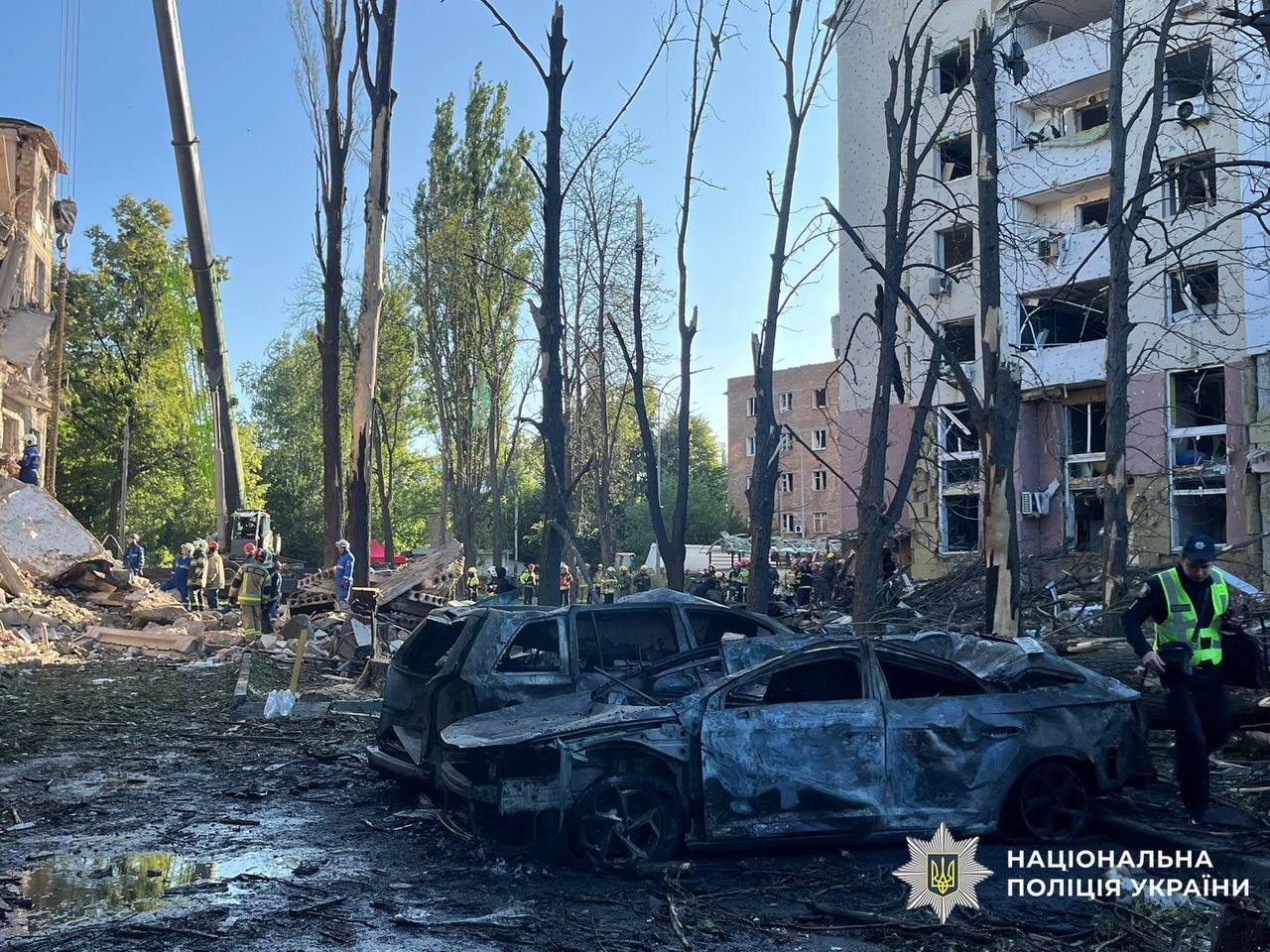 Под завалами еще могут находиться люди: новые кадры разрушенного ударом РФ дома в Киеве. Видео