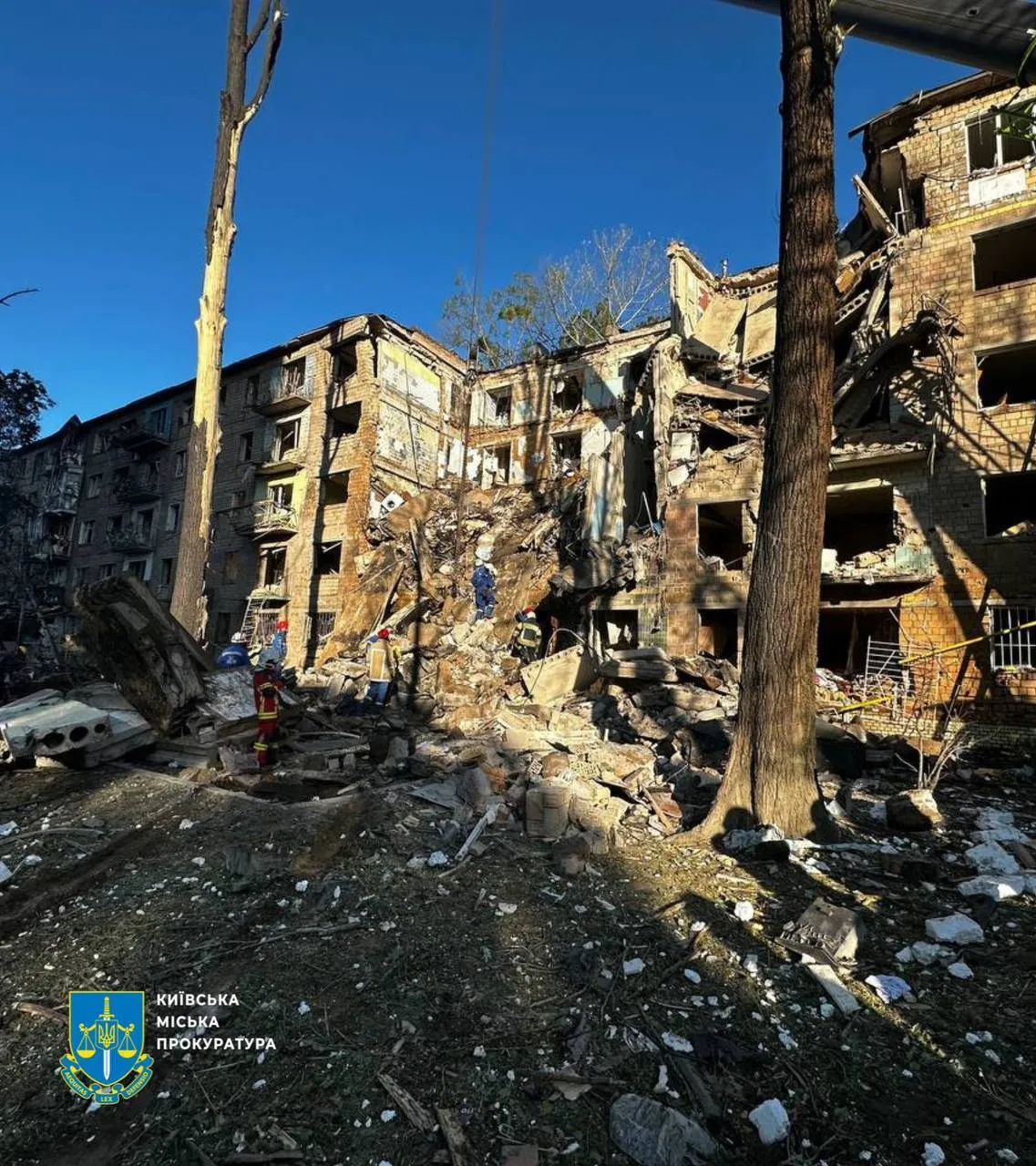 У Києві завершили пошуково-рятувальні роботи на місці удару РФ: ворожа ракета забрала 9 життів. Відео